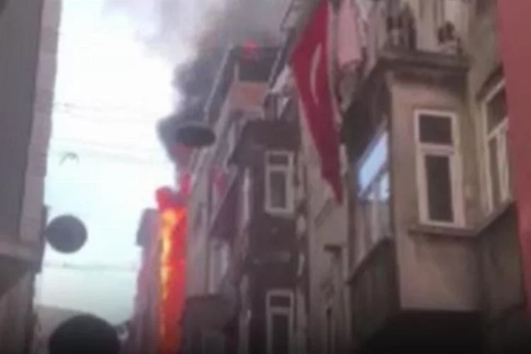 Beyoğlu'nda yangın alarmı: Yandaki binalara sıçrıyor