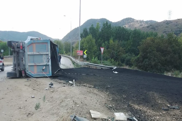 Bilecik'te kaza: Kömür tozu yüklü kamyon devrildi