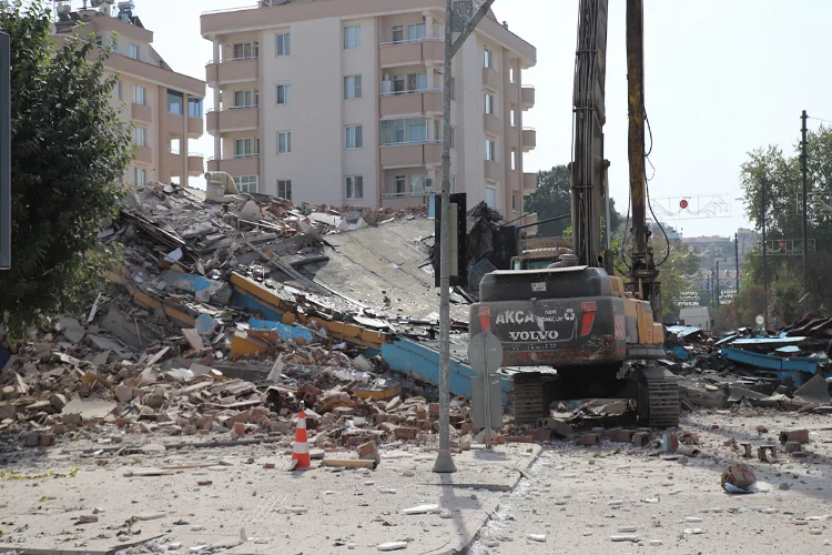 Gaziantep’te 12 katlı bina yıkım esnasında çöktü