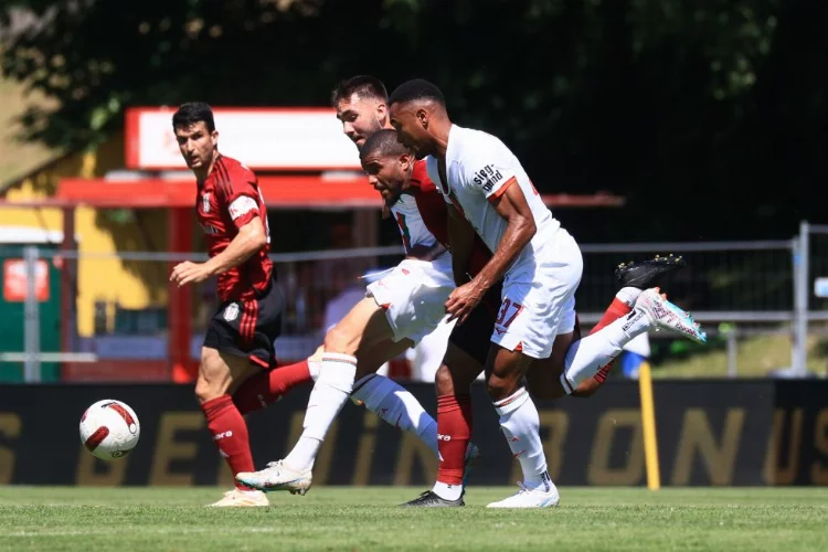 Beşiktaş-Augsburg maçında fişekler patladı! Maç yarıda kaldı