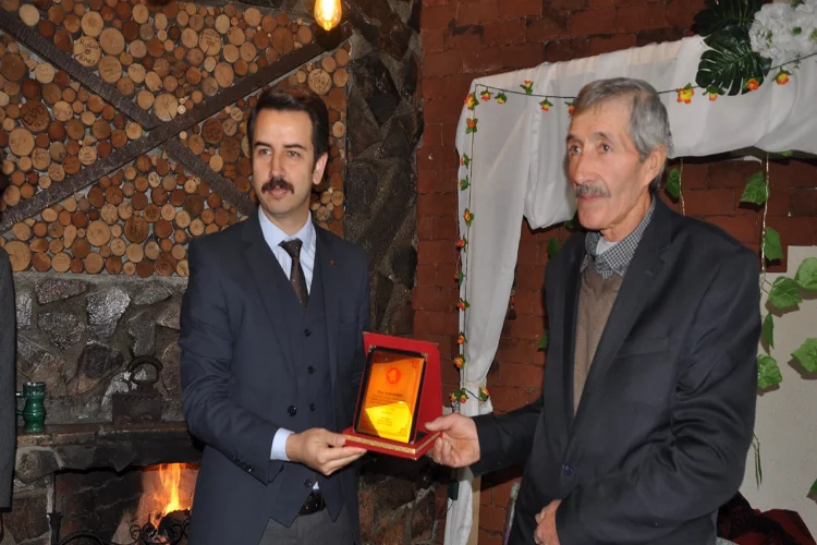 Bolu’da 30 yıllık muhtar plaketle onurlandırıldı