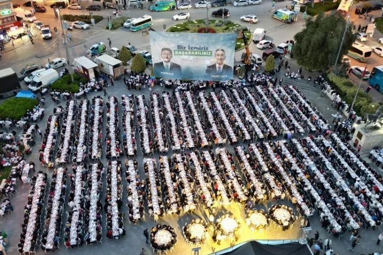 Bornova'nın AK Partili adayı Cevdet Çayır’dan büyük iftar