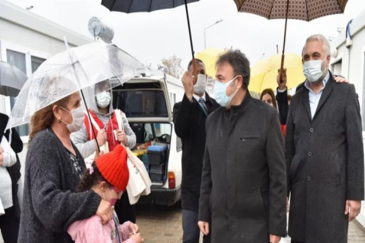 Bornova Belediye Başkanı İduğ'dan depremzedelere yılbaşı ziyareti
