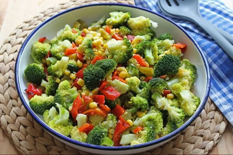 Brokoli salatası nasıl yapılır? Yoğurtlu brokoli salatası nasıl yapılır? Çiğ Brokoli salatası nasıl yapılır?
