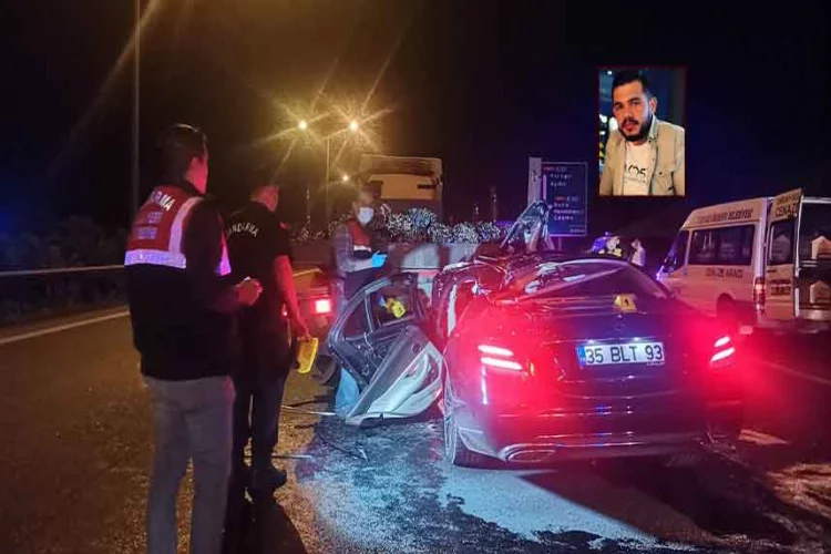 İzmir'de kaza! Yol ortasında duran tıra ok gibi saplandı