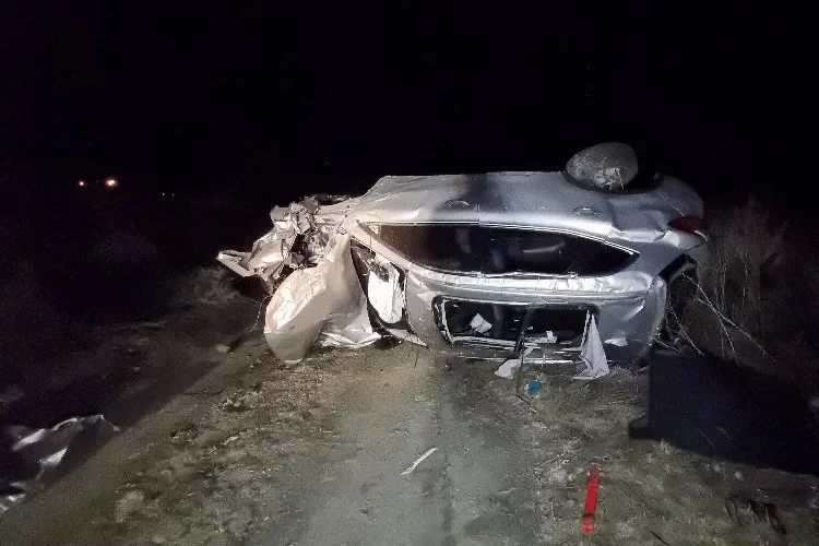 Burdur’da feci kaza: Kontrolden çıkan otomobil şarampole devrildi