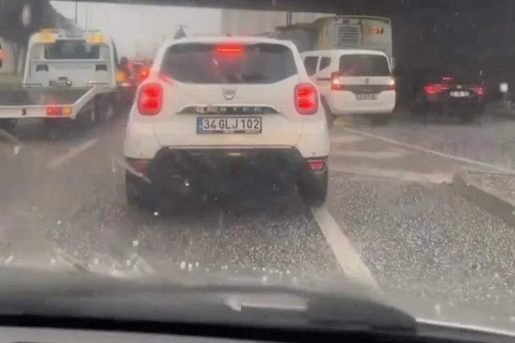 Bursa’da dolu yağışı trafiği kitledi: Sürücüler zor anlar yaşadı