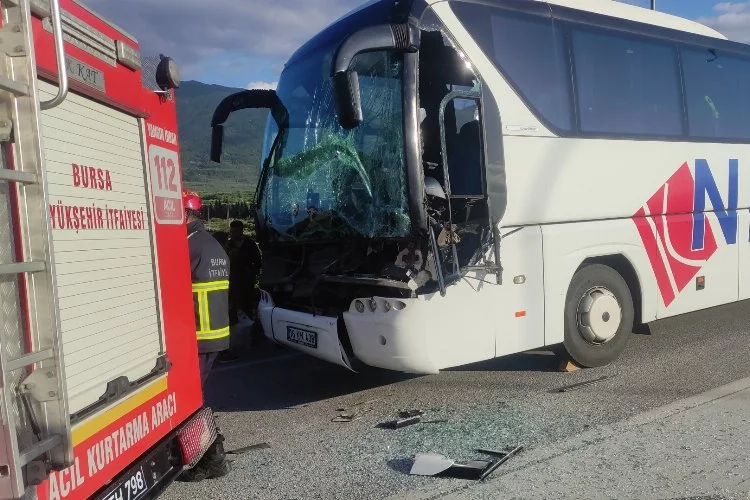 Bursa'da faciadan dönüldü: Yolcu otobüsü tıra arkadan çarptı