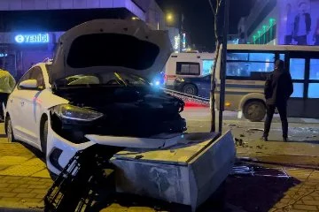 Bursa’da kaza: 2 otomobil çarpıştı