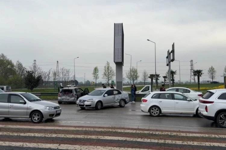 Bursa'da tırın yakıt deposu delindi: Kazalar ardı ardına geldi
