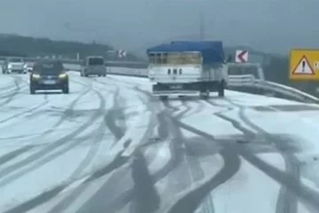 Bursa'da yollar buzlandı: Araçlar trafikte dans etti