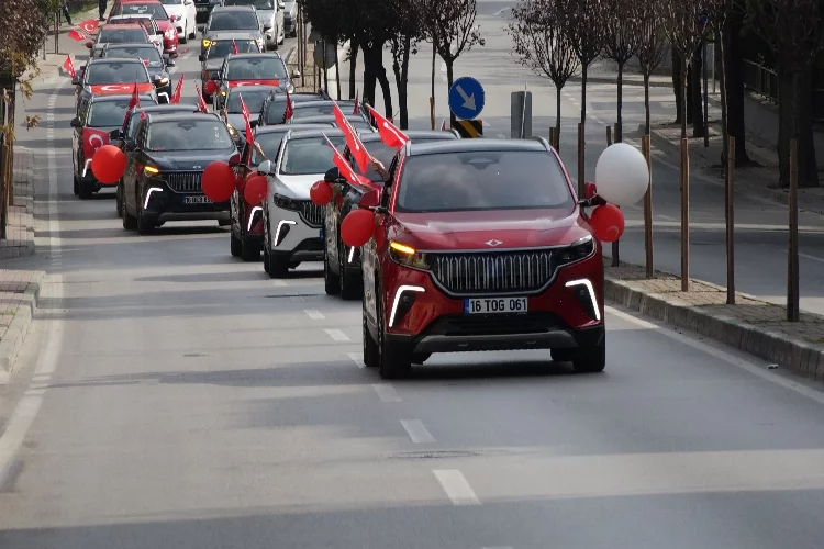 Bursa sokaklarında Togg ile Cumhuriyet konvoyu