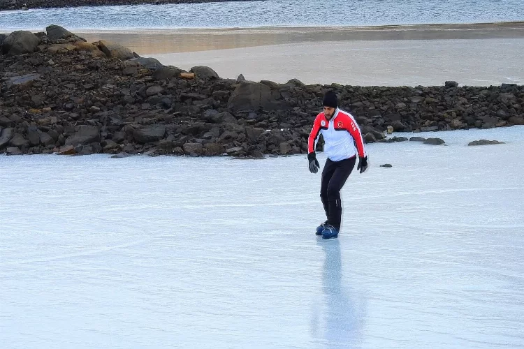 Kayak antrenörü 3 bin 549 rakımda buz pateni yaptı