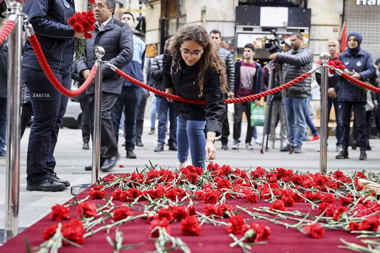 Terör saldırısında hayatını kaybedenler İstiklal Caddesi'nde anılıyor