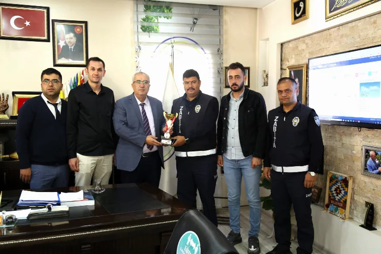 Çameli Voleybol Takımı, kupayı Başkan Arslan'a verdi