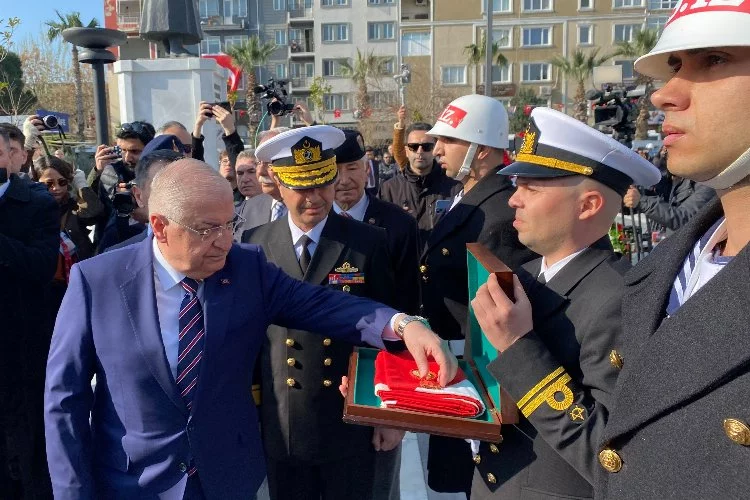 Çanakkale'de zafer coşkusu: Bakan Güler altın madalyayı Türk Bayrağı'na taktı