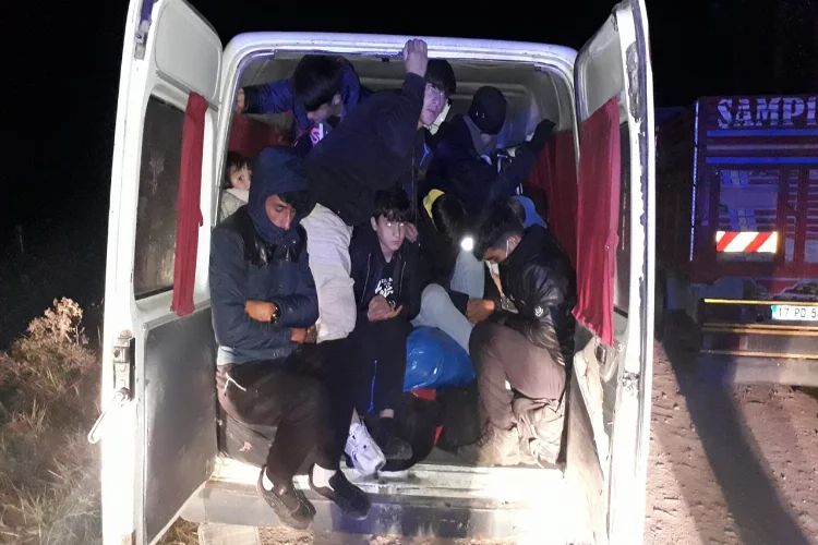 Ayvacık’ta iki minibüs içinde kaçak göçmen ve organizatör yakalandı