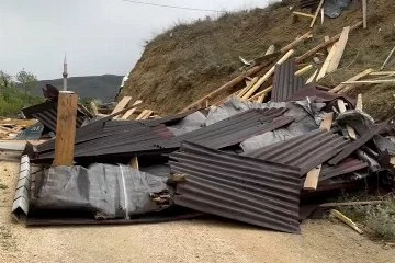 Çankırı'da şiddetli fırtına çatıları uçurdu