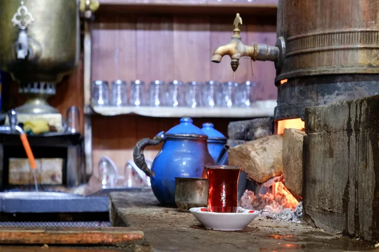 Suyu odun ateşinde pişiyor, çay külden demleniyor: Erzurum’da 120 yıllık bir çay geleneği