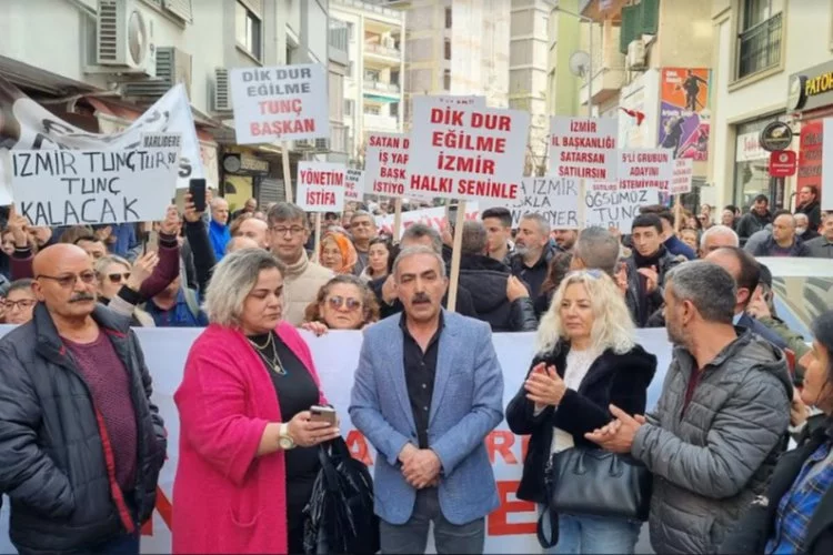 CHP İl Binası önünde Soyer için toplandılar
