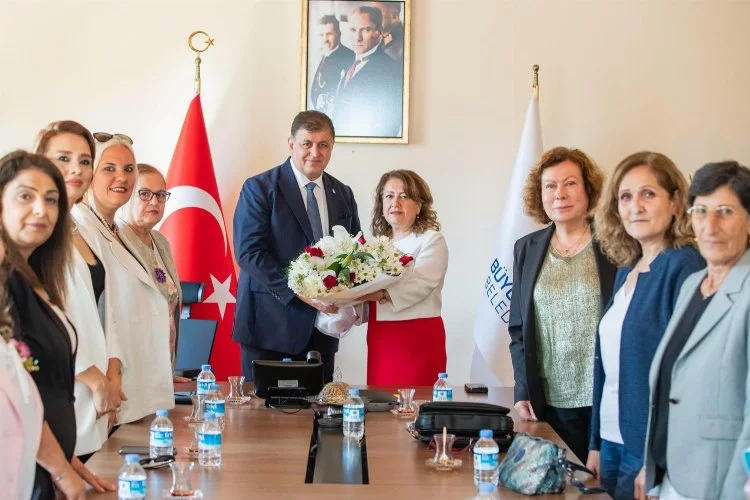 CHP İzmir İl Kadın Kolları, Başkan Dr. Tugay’ı makamında ziyaret etti  