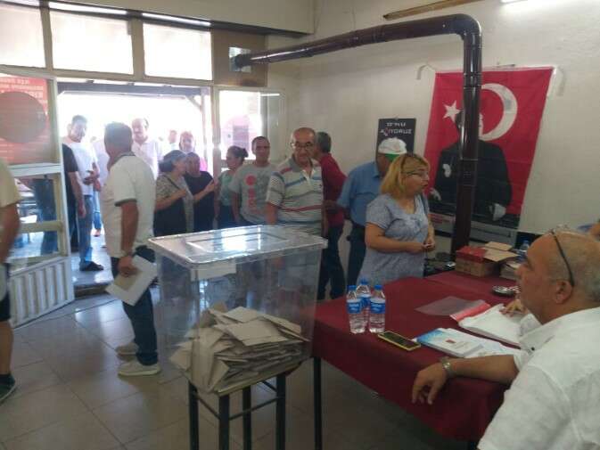 Genel seçimler sonrası verilen kurultay kararının ardından kongre süreci başlayan CHP’de mahalle delege seçimleri tüm hızıyla devam ediyor.