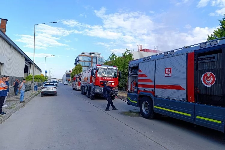 Çiğli'de tekstil fabrikası alev alev: Yangın itfaiye ekiplerince kontrol altında!