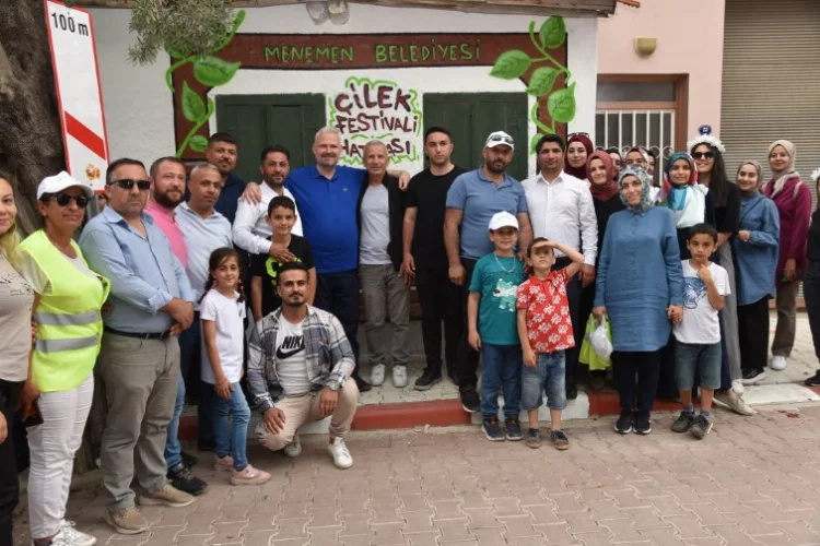 İzmir’li vatandaşlar Emiralem Çilek Festivali’nde buluştu