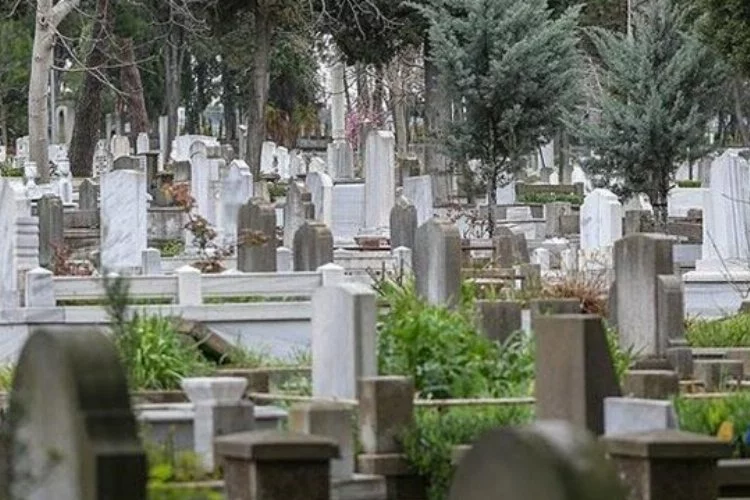 'Çok ölü var' diyerek mezarlığa ambulans istedi