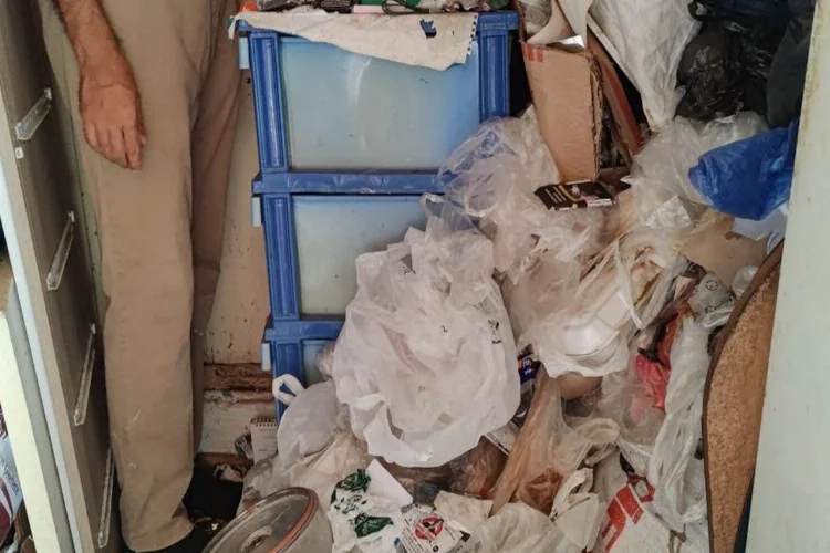 Bursa’da bir evden kamyon dolusu çöp çıktı