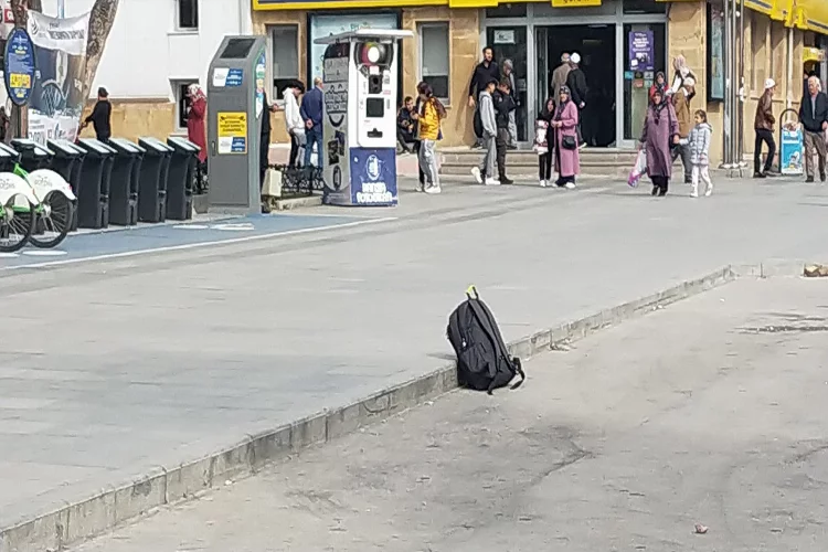 Cadde ortasında duran çanta polisi harekete geçirdi