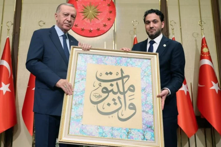 Cumhurbaşkanı Erdoğan'a hat yazısı ile yazılmış 'One Minute' hediye edildi