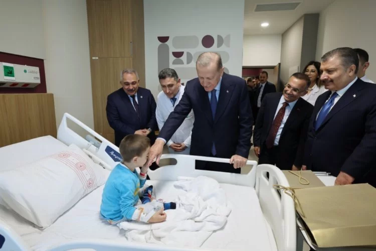 Cumhurbaşkanı Erdoğan hastane açılışında hasta minikleri unutmadı
