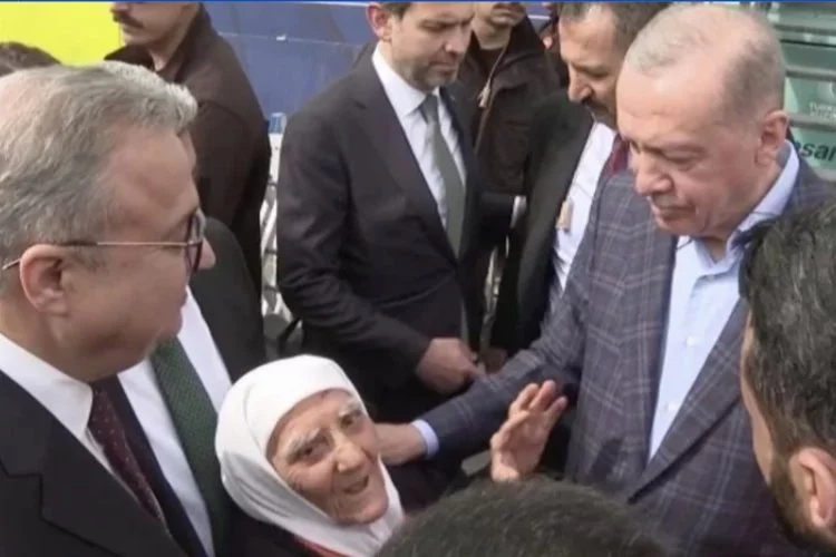 Cumhurbaşkanı Erdoğan yaşlı teyze ile sohbet etti
