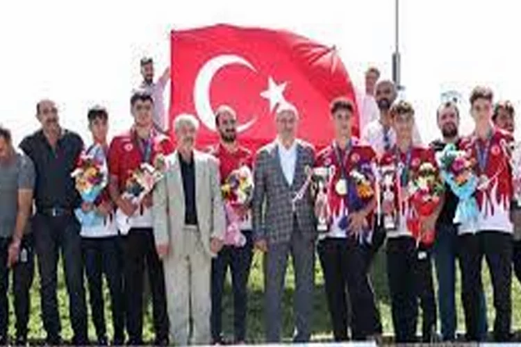 Erzurumlu şampiyonlara Başkan Sekmen’den kutlama