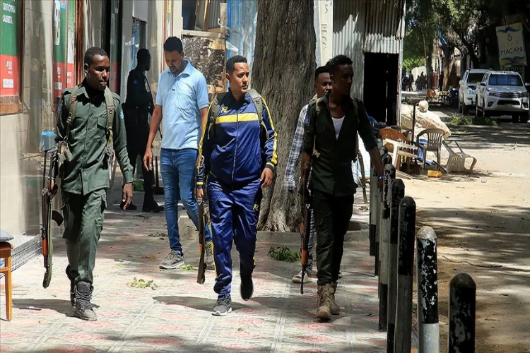 Eş-Şebab, Somali'nin başkentinde bölge idare merkezine bombalı saldırı düzenledi