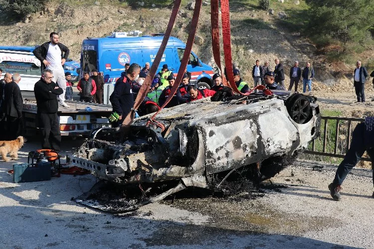 Denizli'de feci kaza: Dereye uçan otomobil alevlere teslim oldu