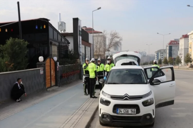 Denizli'de sokağa çıkma kısıtlamasında ehliyetsiz araç kullanan sürücüye 8 bin 250 lira ceza
