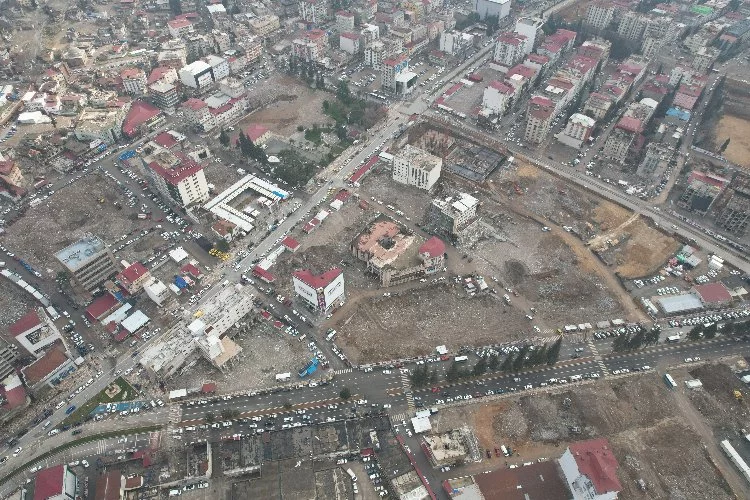 Deprem bölgesinde ağır hasarlı binaların yıkımı tamamlanıyor