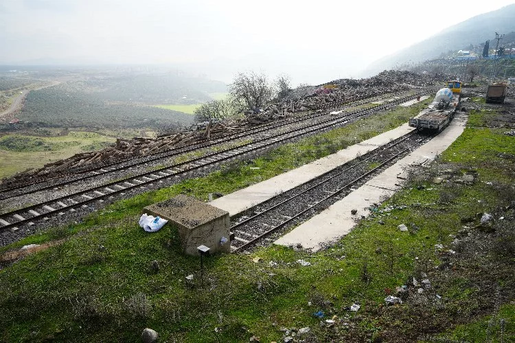 Depremde hasar gören tren rayları onarıldı, vagonlar kaldırıldı