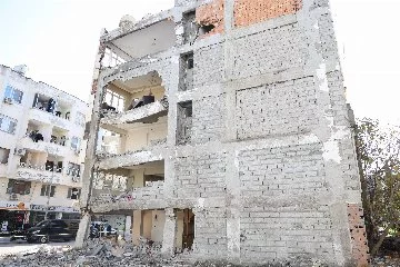 Depremde kolonları parçalanan binanın yıkımına başlandı