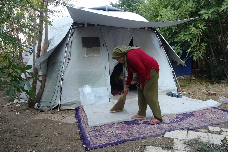 Malatya’da depremzede annenin dramı: Harabelerin arasında yaşıyor