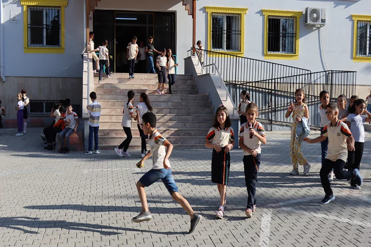 Depremden etkilenen illerdeki okullarda ders zili çaldı