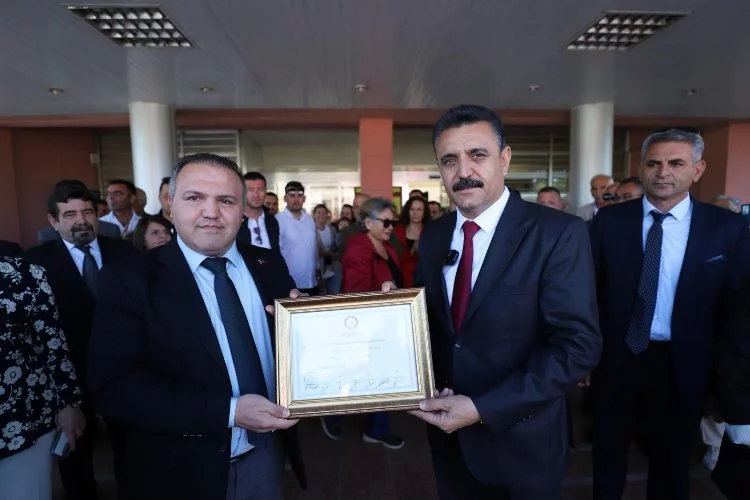 Dikili'de mazbata heyecanı: Dikili Belediye Başkanı Adil Kırgöz mazbatasını aldı