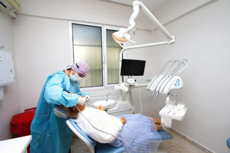 Bayraklı'da 4 yılda 60 bin kişiye ücretsiz diş tedavisi
