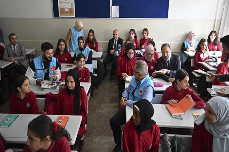 Türkiye Diyanet Vakfı öğrencilere kitap dağıttı