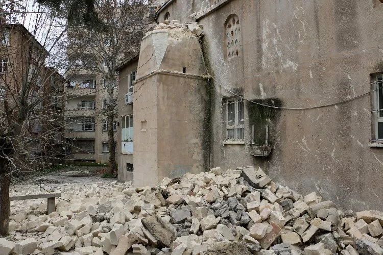 Diyarbakır'da deprem sonrası ağır hasar alan cami ve minarelerin yıkımı devam ediyor