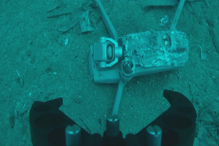 Denize düşen dronu böyle kurtardı
