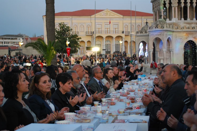 Millet İttifakı İzmir'de iftar yemeğinde vatandaşlarla buluştu