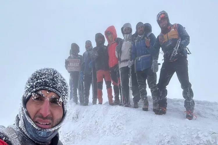 Dondurucu soğukta Ağrı Dağı'na tırmandı